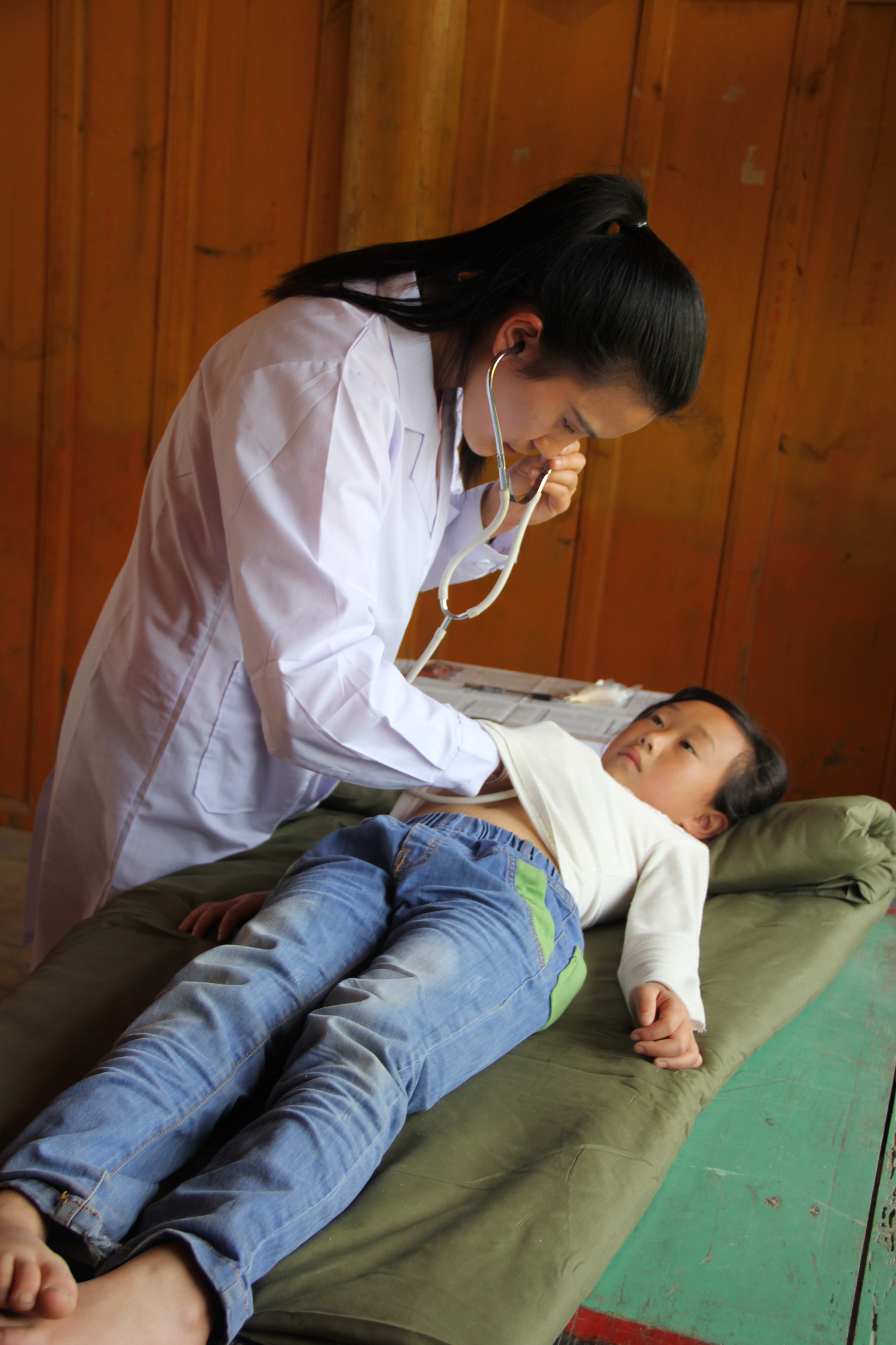 腾冲县疾控中心深入江南村为小学生开展免费体检