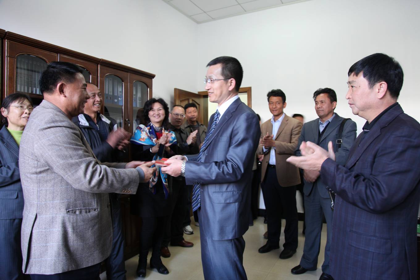 普洱市委,市政府领导看望慰问市疾控中心干部职工