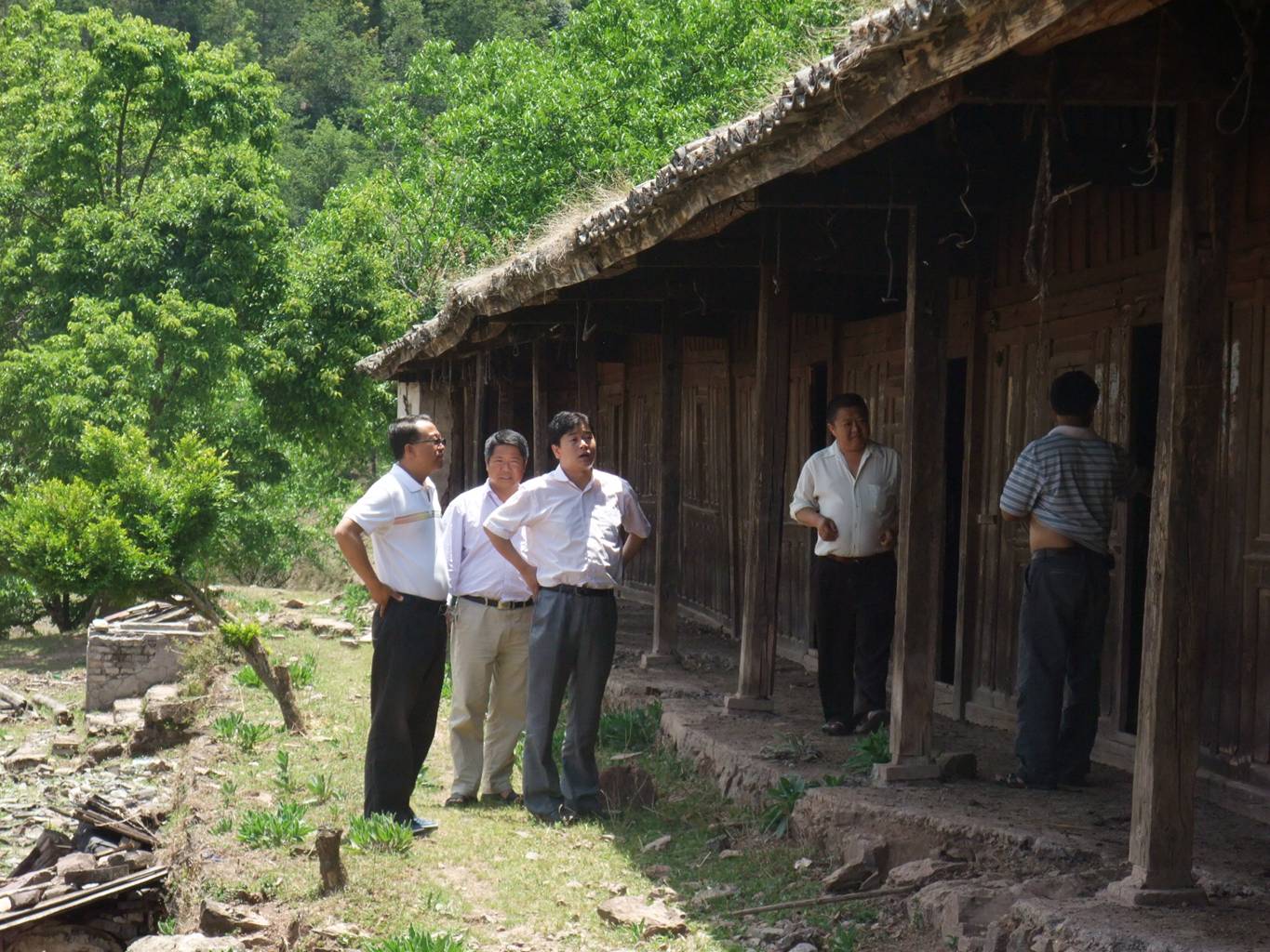 漾濞县新任卫生局长残疾日走访麻风病人