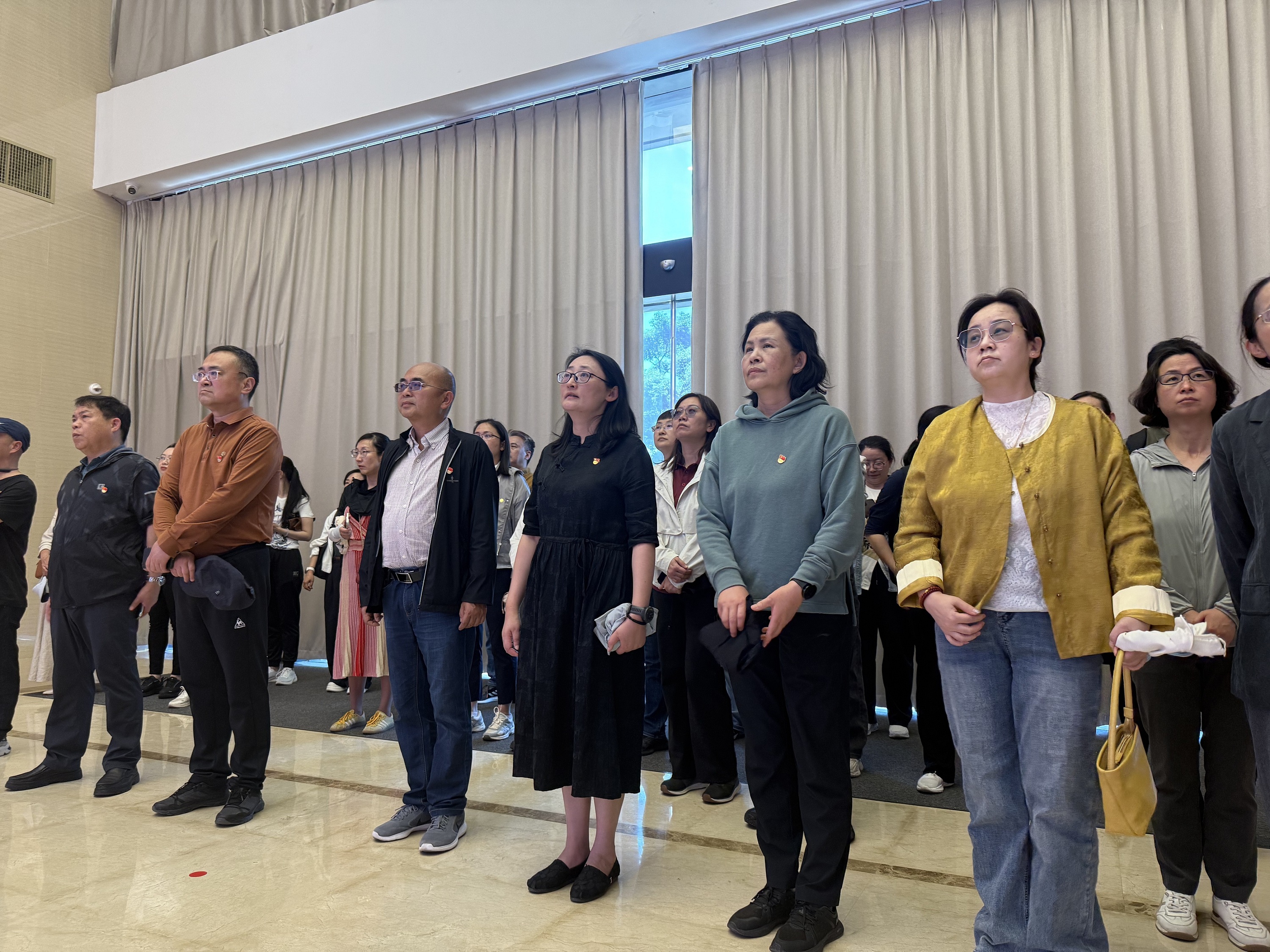 加强警示教育，持续敲响纪律警钟