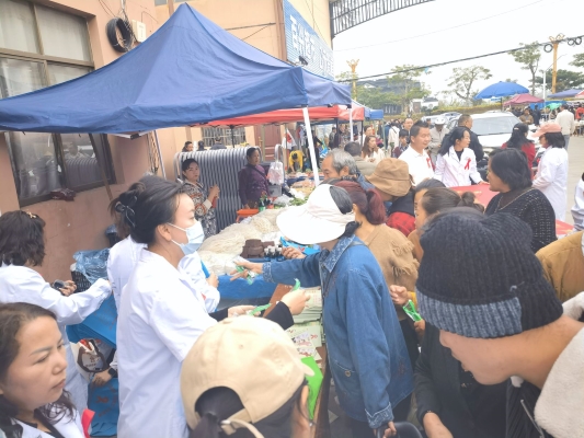瑞丽市疾控中心开展第37个“世界艾滋病日”宣传活动