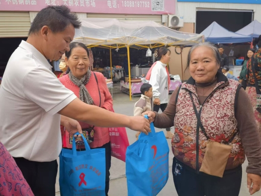 瑞丽市疾控中心开展第37个“世界艾滋病日”宣传活动