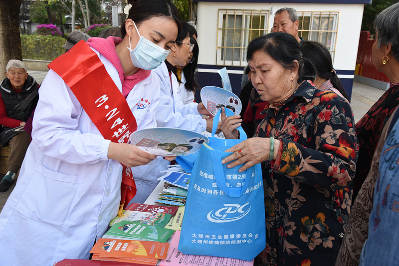 支部聚力“学雷锋”，志愿连心为群众