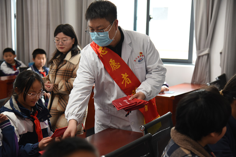 支部聚力“学雷锋”，志愿连心为群众