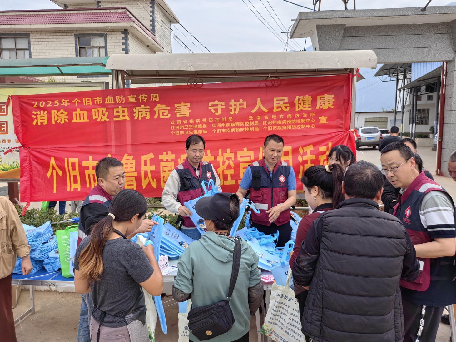 红河州多部门联合开展2025年“血吸虫病防治宣传周”宣传活动