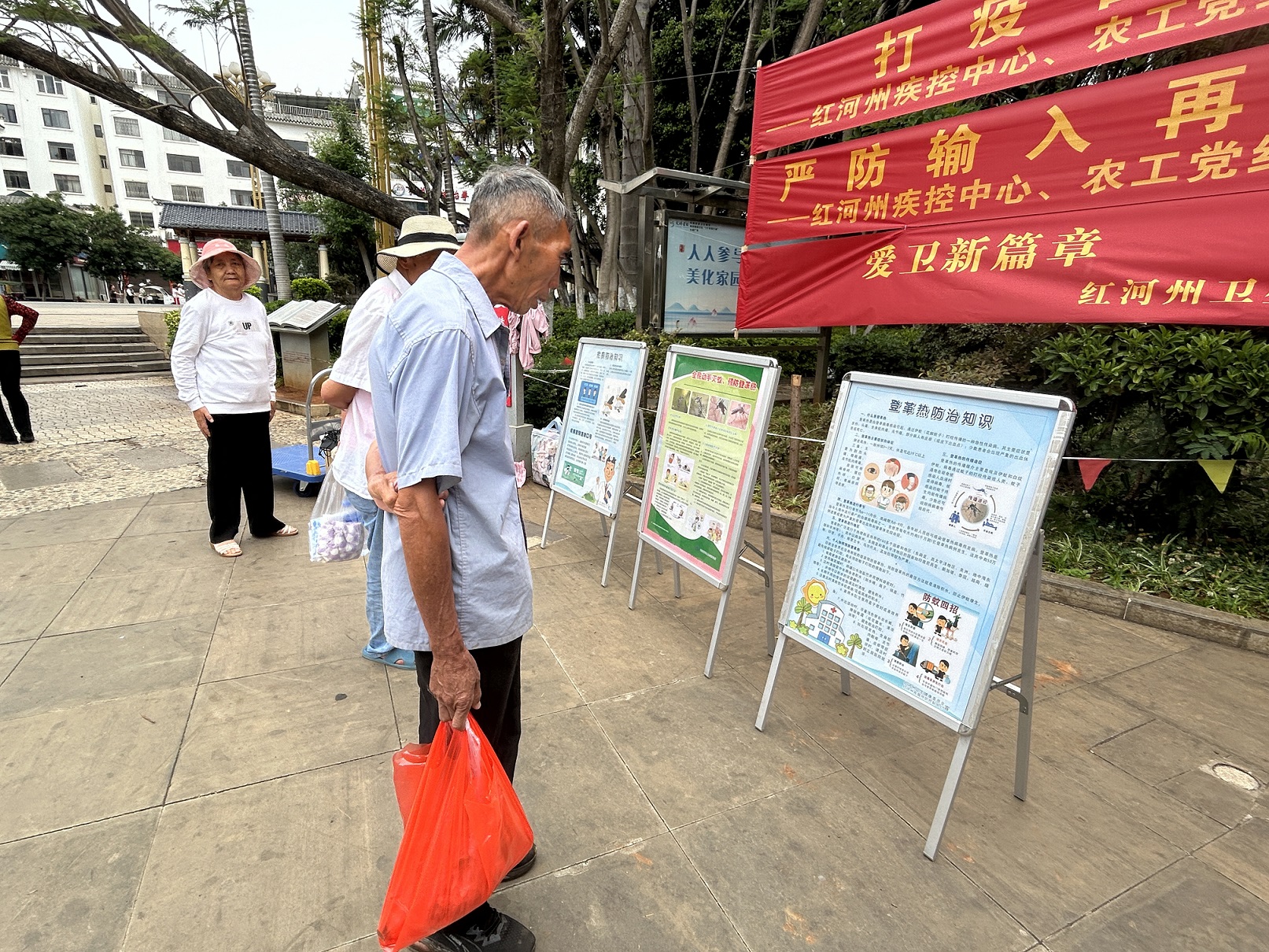 红河州多部门联合开展“全国儿童预防接种日”、“全国疟疾日”、爱国卫生月宣传活动