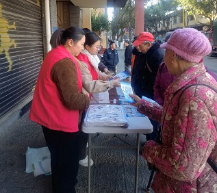 屏边县疾控中心开展“食品安全法、连着你我他”志愿者宣传活动