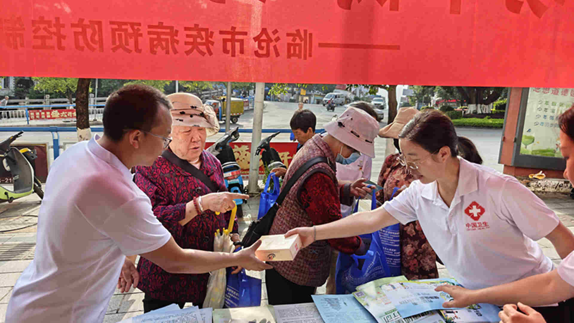 科学食养 健康体重  ——临沧市疾控中心开展2025年全民营养周暨学生营养日主题宣传活动