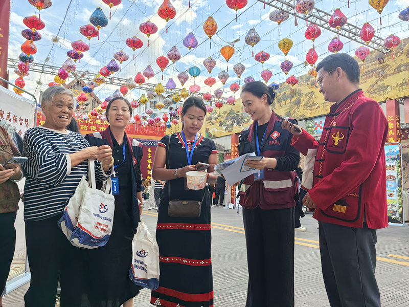 以中医药文化之力筑疾控防线,让健康知识“活”起来 ----市疾控中心积极参与中医药文化惠民活动 暨民族医药夜市活动