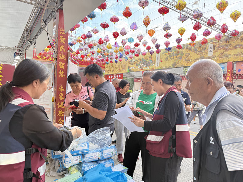 以中医药文化之力筑疾控防线,让健康知识“活”起来 ----市疾控中心积极参与中医药文化惠民活动 暨民族医药夜市活动