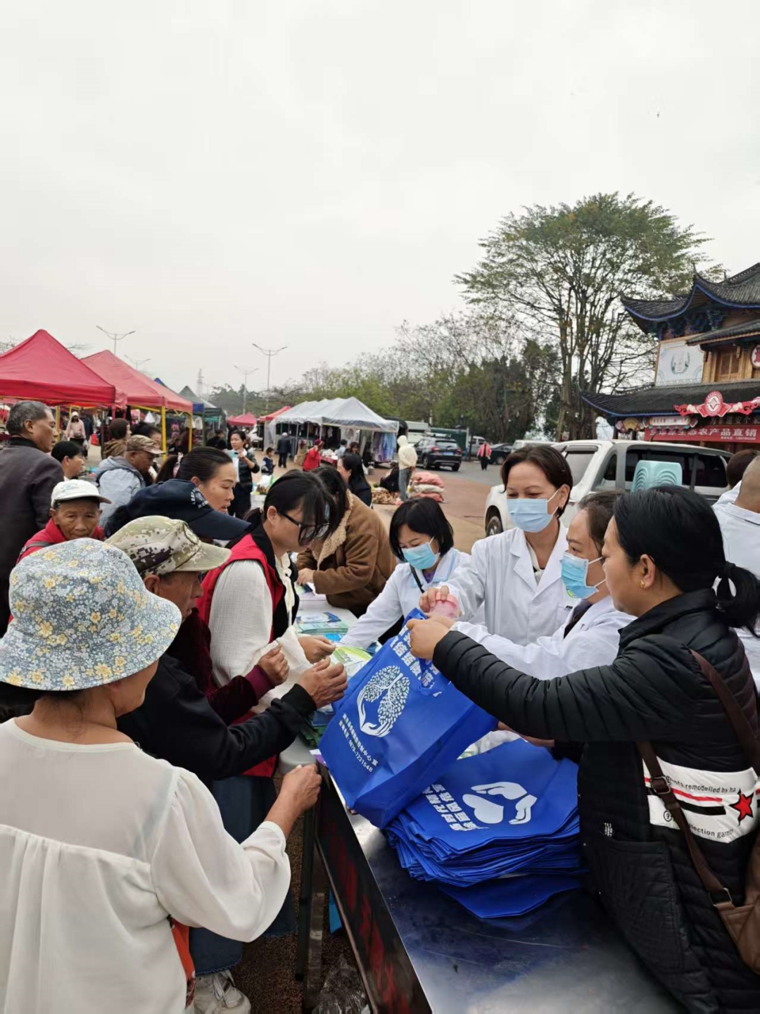 澜沧县疾控中心等多家部门联合开展传染病防制和防控近视等卫生健康宣传筛查义诊活动