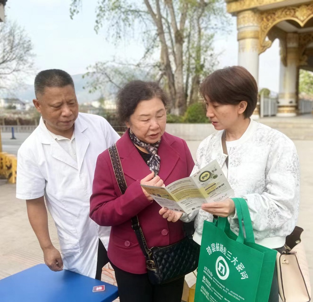 孟连县“五进一访视”开展2026年“世界防治结核病日”宣传活动
