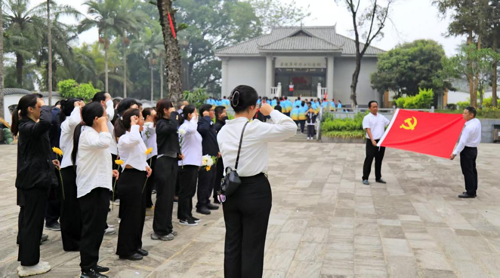 孟连县卫生健康局机关党支部联合多部门 开展“缅怀革命先烈，传承红色基因” 主题党日活动