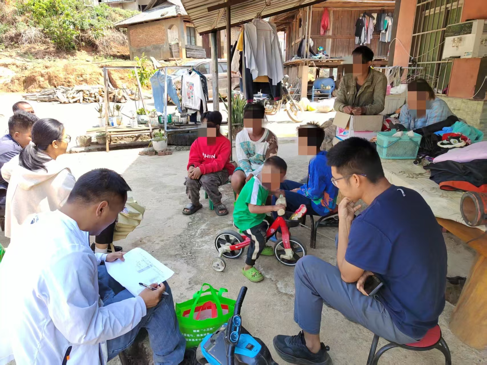 情暖童心 爱伴成长—西盟县疾控中心深入挂包村开展关爱留守儿童服务活动