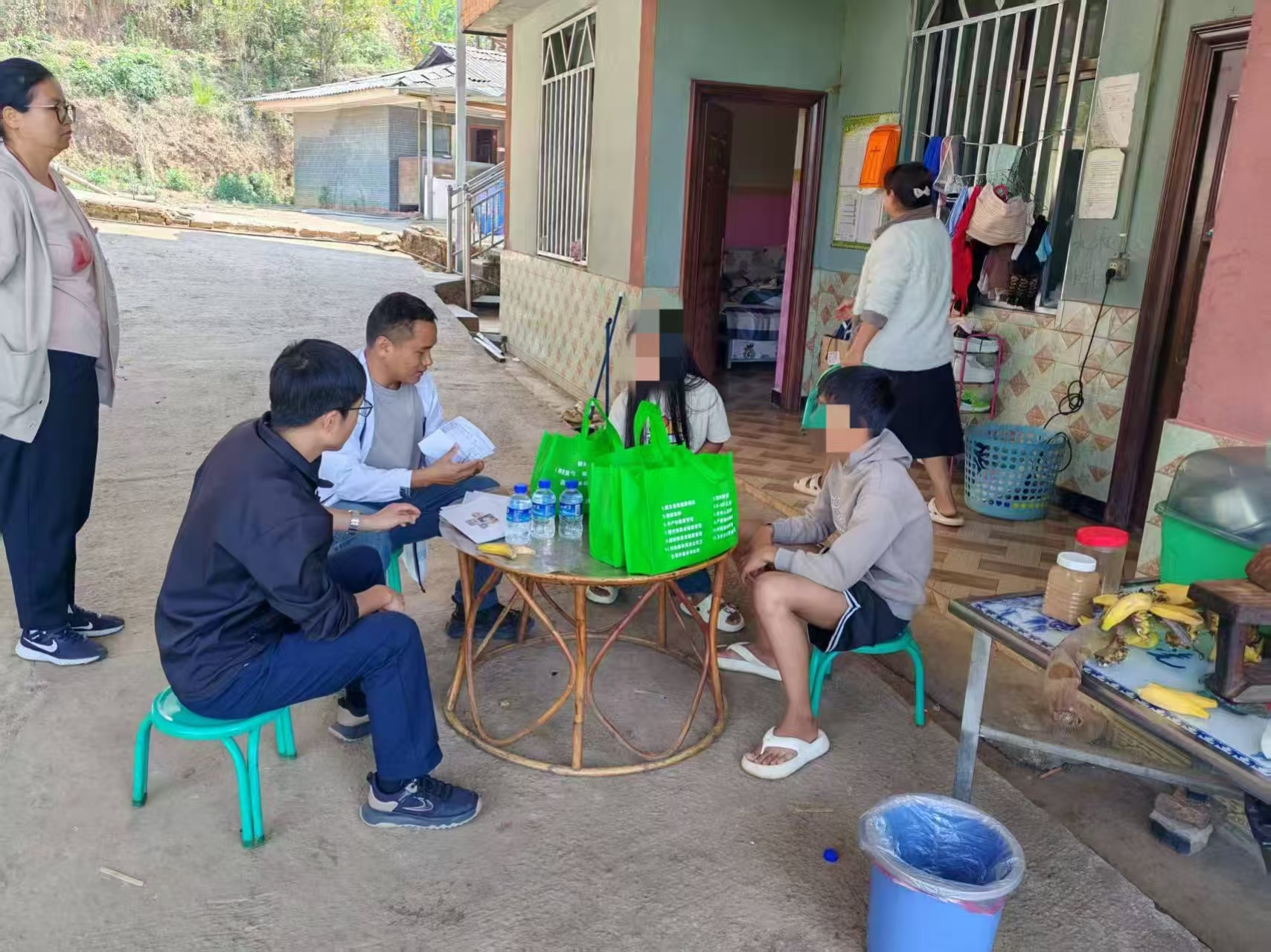 情暖童心 爱伴成长—西盟县疾控中心深入挂包村开展关爱留守儿童服务活动