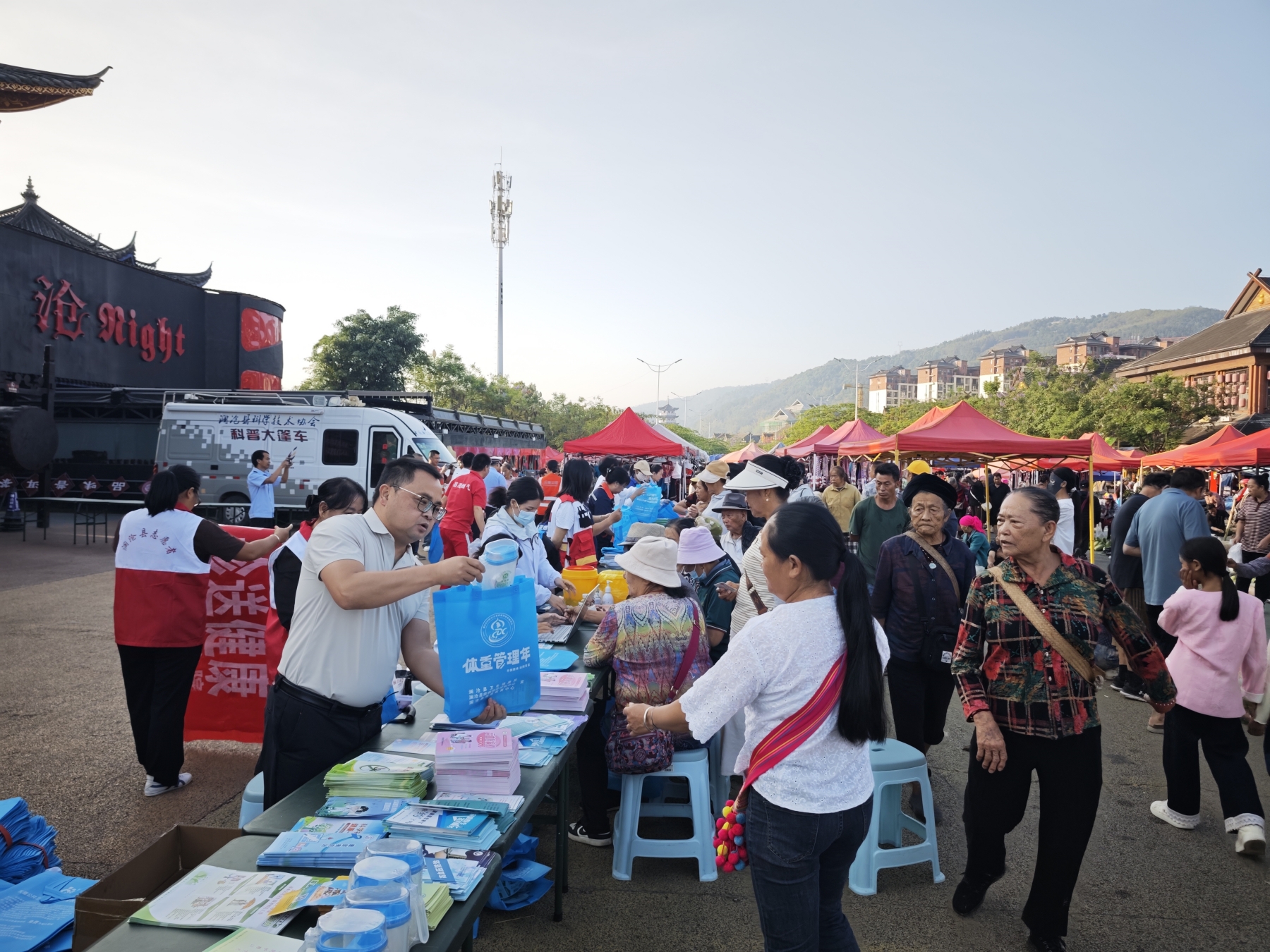 澜沧县疾控中心(县健康教育中心)联合多家医疗机构开展卫生健康主题日系列 宣传义诊活动