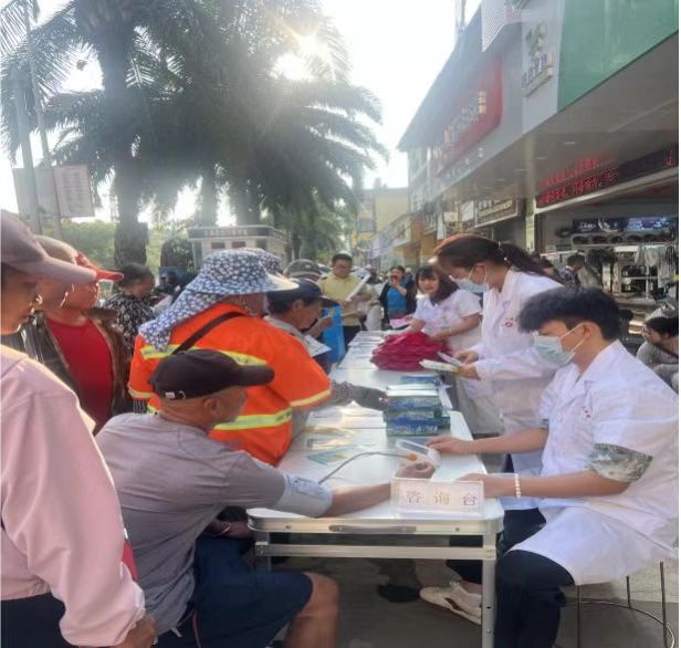 全民营养周暨家庭医生日主题宣传活动在孟连南垒集贸市场暖心开展