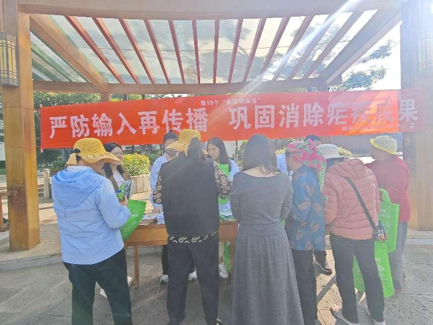 麒麟区开展广场上的“防疟小课堂”，实用干货送到手边