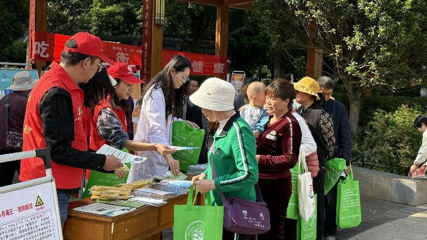 麒麟区疾控中心开展2025年“职业病防治法宣传周”主题活动，聚焦劳动者心理健康