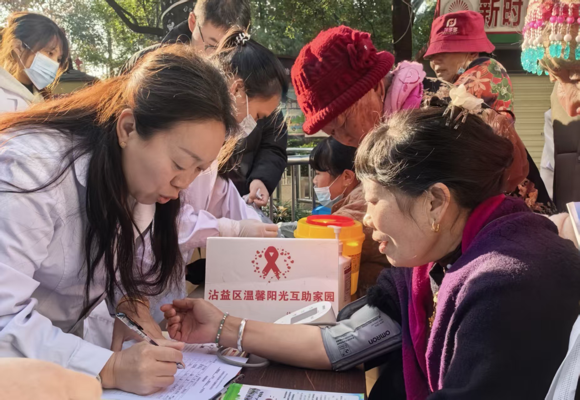 沾益区开展2025年“世界艾滋病日”宣传活动