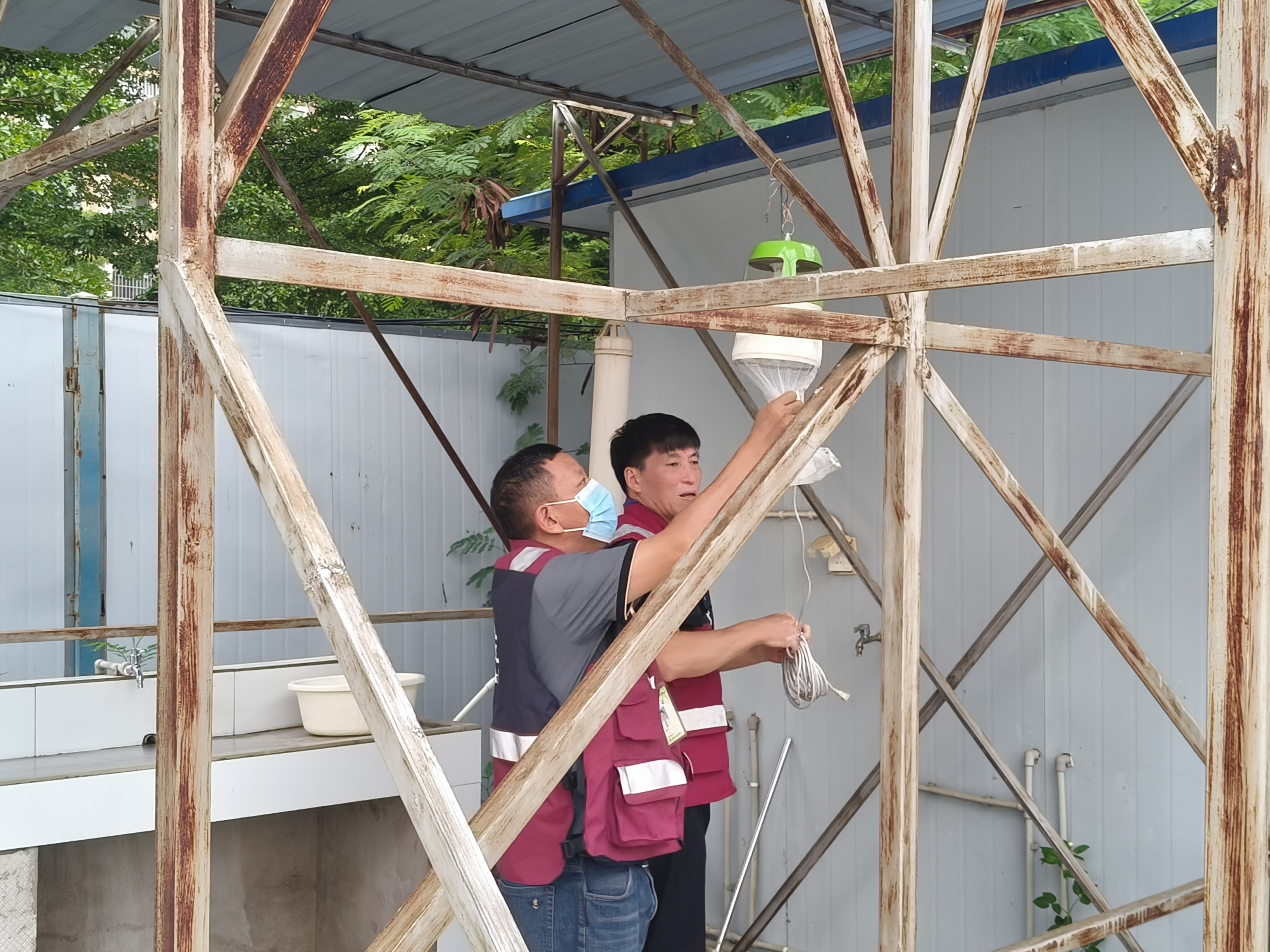 元江县疾控中心深入大型工程工地开展疟疾、登革热疾病的宣传及风险评估调查
