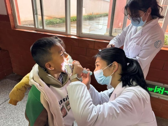 “护牙健齿少年强”—新平县圆满完成儿童“窝沟封闭”项目复查工作