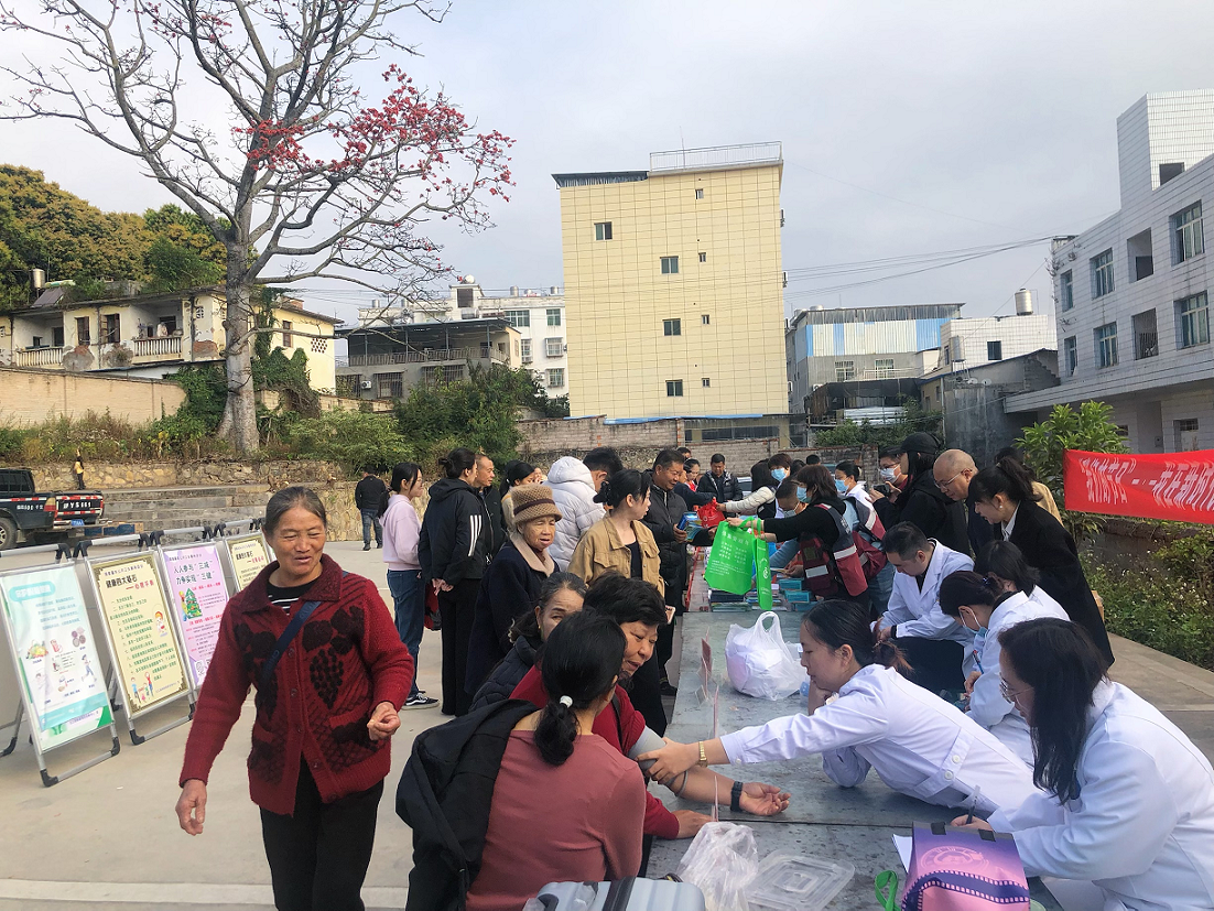 疾控下乡送健康  服务为民强防线——元江县疾控中心积极参与“三下乡”义诊宣传活动