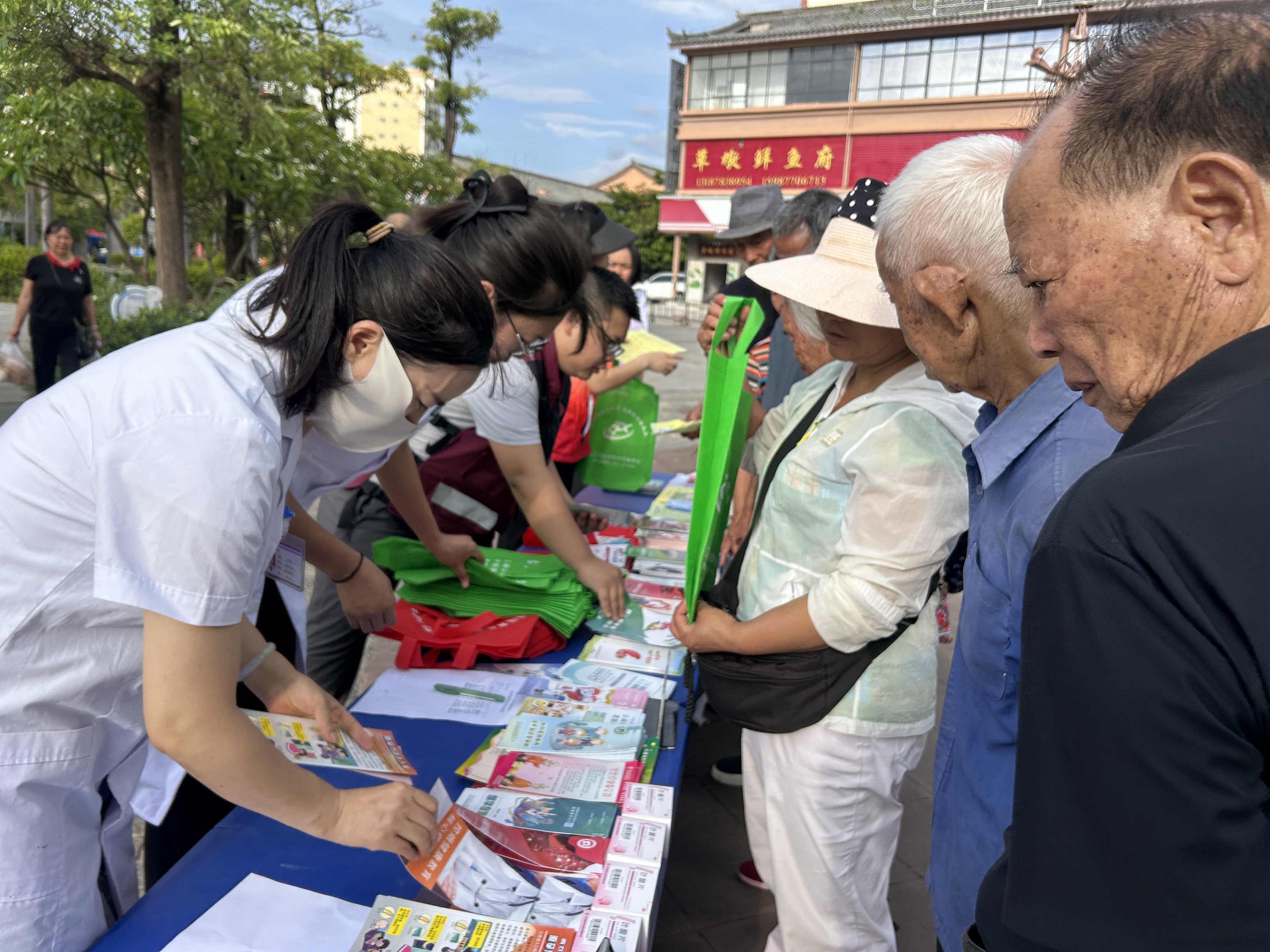 青春无烟  未来无限——元江县开展第39个世界无烟日宣传活动