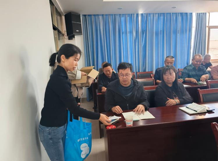 紧握健康金钥匙 守护干部精气神——新平县疾病预防控制中心开展万场健康知识讲座进机关活动