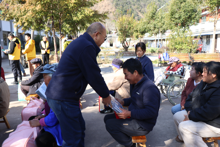 云南省级慰问团走访慰问麻风康复者