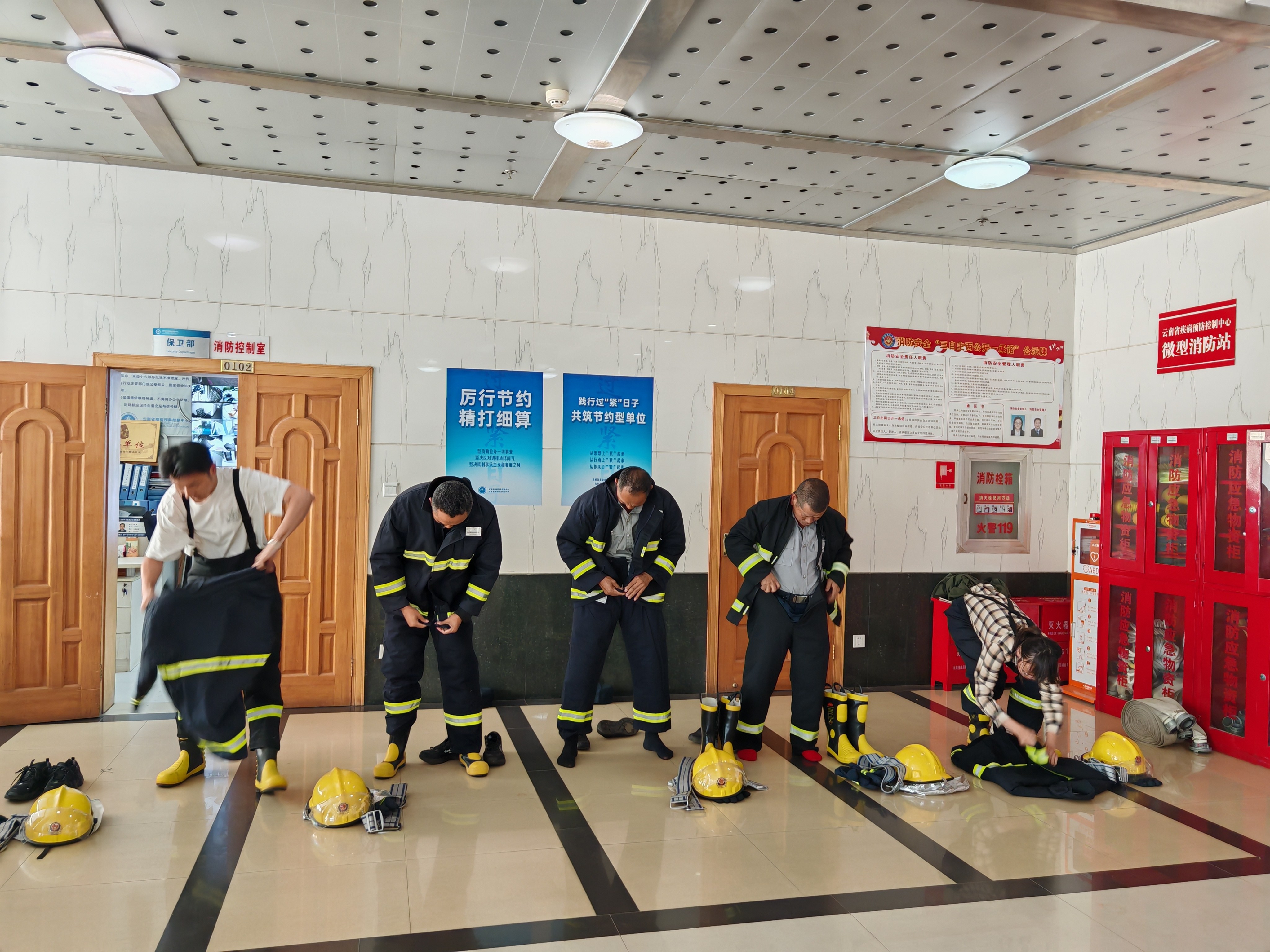 云南省疾控中心(省预科院)组织开展“微型消防站”消防比武赛前培训演练