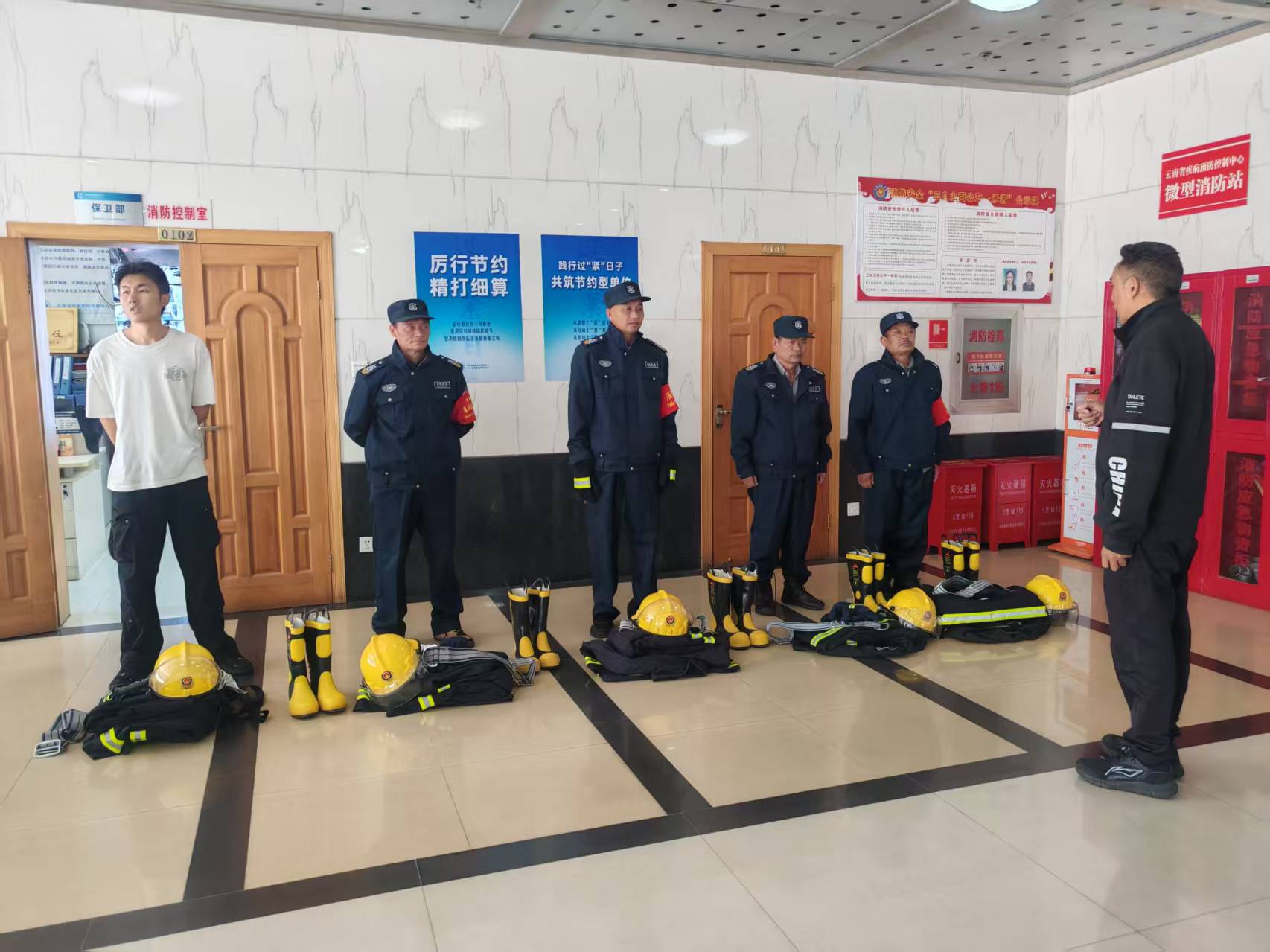云南省疾控中心(省预科院)组织开展“微型消防站”消防比武赛前培训演练