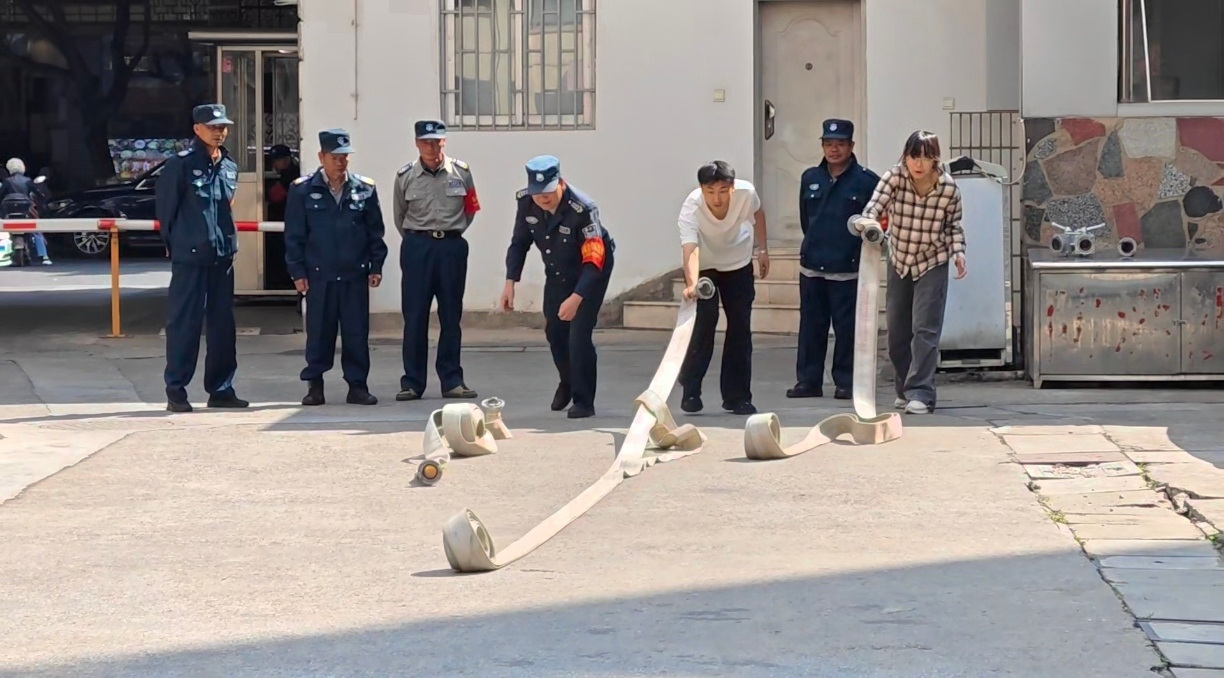 云南省疾控中心(省预科院)组织开展“微型消防站”消防比武赛前培训演练