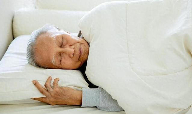 十点前睡觉不适合老人？医生揭秘：70岁后这样睡最健康
