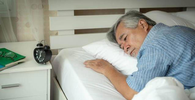 十点前睡觉不适合老人？医生揭秘：70岁后这样睡最健康