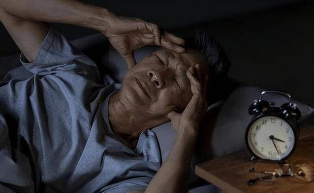 十点前睡觉不适合老人？医生揭秘：70岁后这样睡最健康