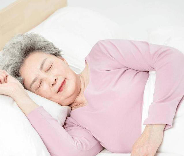 十点前睡觉不适合老人？医生揭秘：70岁后这样睡最健康