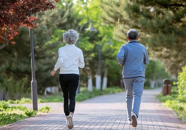 62岁大爷每天跑5公里，1年从不间断，体检结果让医生都愣了