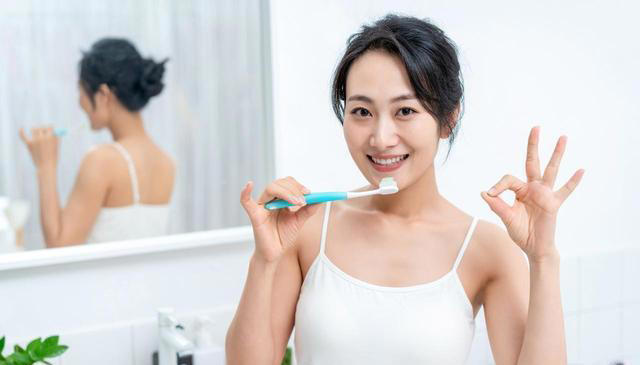 “睡前刷牙”是错的?医生提醒:不想牙齿提前坏掉,刷牙留心3点