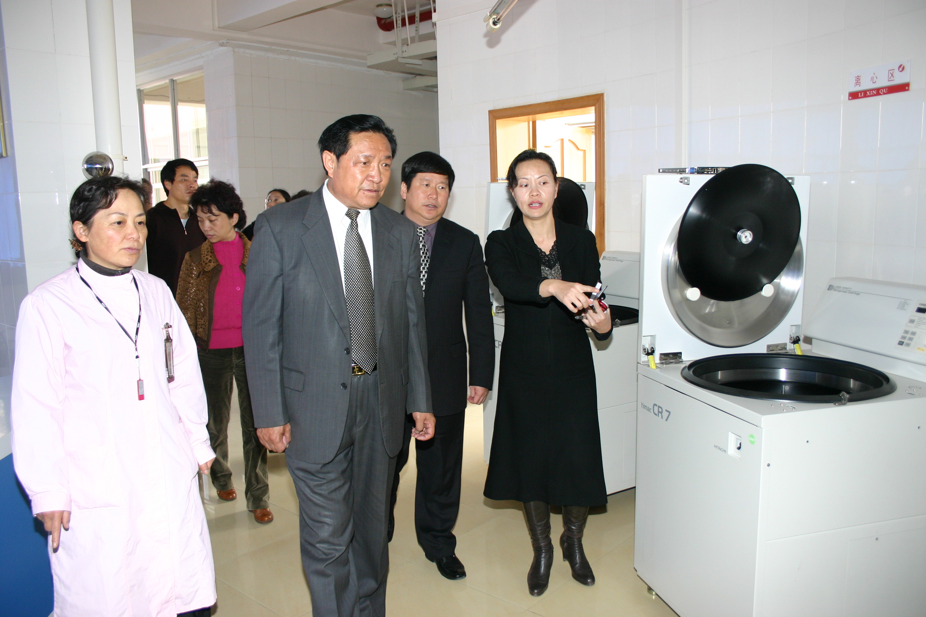 1世界艾滋病日到来前夕,红河州委常委,州人民政府副州长普乔艳带领州